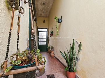 Casa interna de 3 amb. con patio y terraza