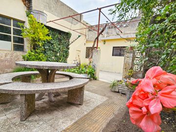 Casa interna de 3 amb. con patio y terraza