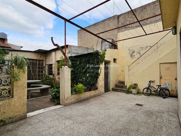 Casa interna de 3 amb. con patio y terraza