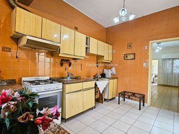 Casa interna de 3 amb. con patio y terraza