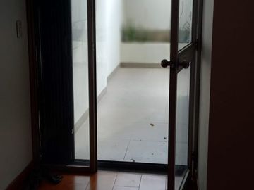 SE REMATA DPTO 104.M2 ÁREA TOTAL $148.000 INCLUYE COCHERA EDIFICIO MODERNO STRIP CENTER MATELLINI URB SANTA LEONOR