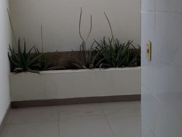 SE REMATA DPTO 104.M2 ÁREA TOTAL $148.000 INCLUYE COCHERA EDIFICIO MODERNO STRIP CENTER MATELLINI URB SANTA LEONOR
