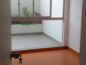 SE REMATA DPTO 104.M2 ÁREA TOTAL $148.000 INCLUYE COCHERA EDIFICIO MODERNO STRIP CENTER MATELLINI URB SANTA LEONOR