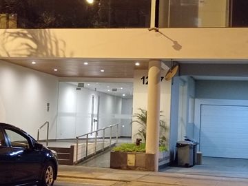 SE REMATA DPTO 104.M2 ÁREA TOTAL $148.000 INCLUYE COCHERA EDIFICIO MODERNO STRIP CENTER MATELLINI URB SANTA LEONOR