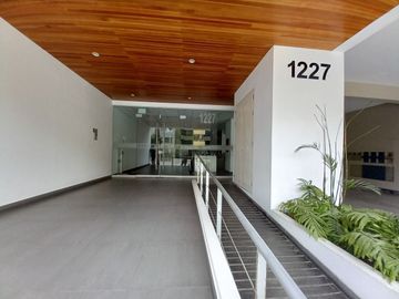 SE REMATA DPTO 104.M2 ÁREA TOTAL $148.000 INCLUYE COCHERA EDIFICIO MODERNO STRIP CENTER MATELLINI URB SANTA LEONOR