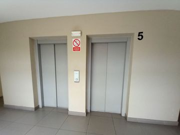 SE REMATA DPTO 104.M2 ÁREA TOTAL $148.000 INCLUYE COCHERA EDIFICIO MODERNO STRIP CENTER MATELLINI URB SANTA LEONOR