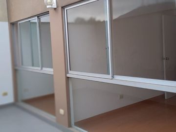 SE REMATA DPTO 104.M2 ÁREA TOTAL $148.000 INCLUYE COCHERA EDIFICIO MODERNO STRIP CENTER MATELLINI URB SANTA LEONOR