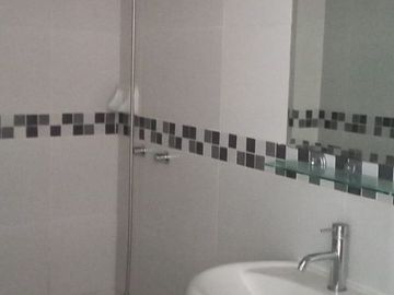 SE REMATA DPTO 104.M2 ÁREA TOTAL $148.000 INCLUYE COCHERA EDIFICIO MODERNO STRIP CENTER MATELLINI URB SANTA LEONOR