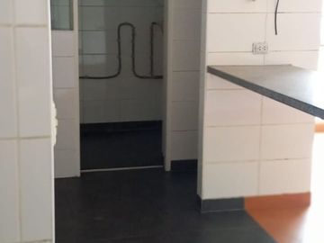 SE REMATA DPTO 104.M2 ÁREA TOTAL $148.000 INCLUYE COCHERA EDIFICIO MODERNO STRIP CENTER MATELLINI URB SANTA LEONOR