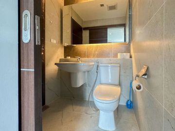 For Sale: The Astra Condo - Fully Decorated Corner Unit with Stunning City View, Including Tenant, in Chang Klan Subdistrict, Mueang Chiang Mai Distri