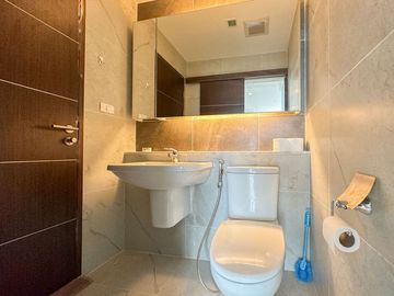 For Sale: The Astra Condo - Fully Decorated Corner Unit with Stunning City View, Including Tenant, in Chang Klan Subdistrict, Mueang Chiang Mai Distri