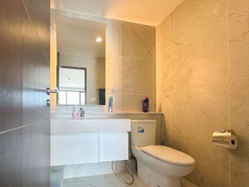 For Sale: The Astra Condo - Fully Decorated Corner Unit with Stunning City View, Including Tenant, in Chang Klan Subdistrict, Mueang Chiang Mai Distri