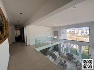 CASA EN VENTA, 4 REC 1 EN PLANTA BAJA, LOMAS DEL MOLINO, TERRENO EXCEDENTE, EQUIPADA