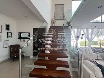 CASA EN VENTA, 4 REC 1 EN PLANTA BAJA, LOMAS DEL MOLINO, TERRENO EXCEDENTE, EQUIPADA