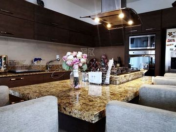 CASA EN VENTA, 4 REC 1 EN PLANTA BAJA, LOMAS DEL MOLINO, TERRENO EXCEDENTE, EQUIPADA