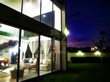 CASA EN VENTA, 4 REC 1 EN PLANTA BAJA, LOMAS DEL MOLINO, TERRENO EXCEDENTE, EQUIPADA
