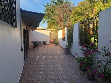 CASA EN CALLE PRIVADA (EXCELENTE UBICACIÓN)
