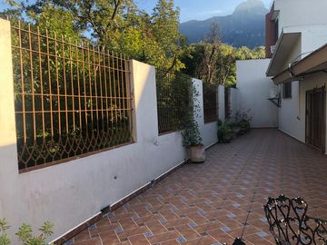 CASA EN CALLE PRIVADA (EXCELENTE UBICACIÓN)