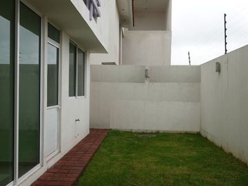 ESPECTACULAR casa dentro de fraccionamiento RESIDENCIAL