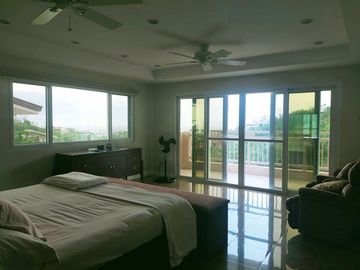 Luxury Modern-Style House Overlooking the City in Busay
