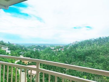 Luxury Modern-Style House Overlooking the City in Busay