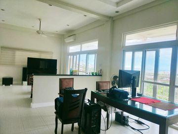 Luxury Modern-Style House Overlooking the City in Busay