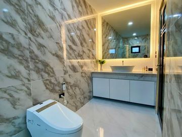 Pool Villa house for sale in San Kham Phaeng, only 30 minutes to Chiang Mai Airport