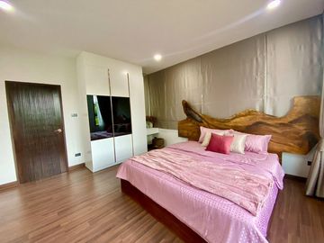 Pool Villa house for sale in San Kham Phaeng, only 30 minutes to Chiang Mai Airport
