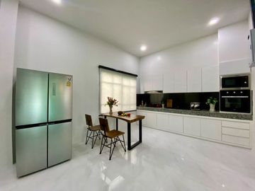 Pool Villa house for sale in San Kham Phaeng, only 30 minutes to Chiang Mai Airport