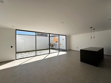 CASA EN VENTA EN COLINAS TRES MARÍAS