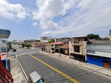 Venta de Casa Rentera, sector Centro Sur, García Goyena entre Villavicencio y Hernando de Zaera, cerca a Centro Cívico.