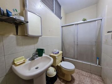 Venta de Casa Rentera, sector Centro Sur, García Goyena entre Villavicencio y Hernando de Zaera, cerca a Centro Cívico.