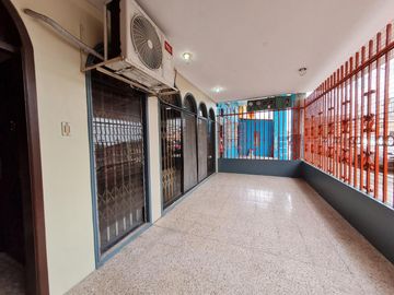 Venta de Casa Rentera, sector Centro Sur, García Goyena entre Villavicencio y Hernando de Zaera, cerca a Centro Cívico.