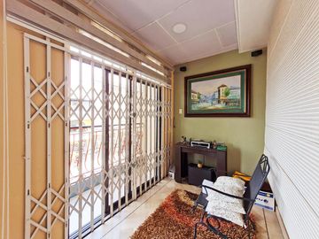 Venta de Casa Rentera, sector Centro Sur, García Goyena entre Villavicencio y Hernando de Zaera, cerca a Centro Cívico.