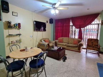 Venta de Casa Rentera, sector Centro Sur, García Goyena entre Villavicencio y Hernando de Zaera, cerca a Centro Cívico.