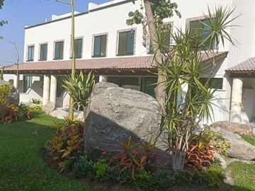 CASA EN VENTA CON ALBERCA EN XOCHITEPEC, MORELOS