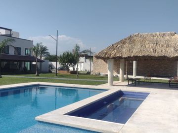 CASA EN VENTA CON ALBERCA EN XOCHITEPEC, MORELOS