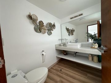 MODERNA CASA CON ACABADOS A1 Y PRECIOSA VISTA AL MAR Y AL GOLF