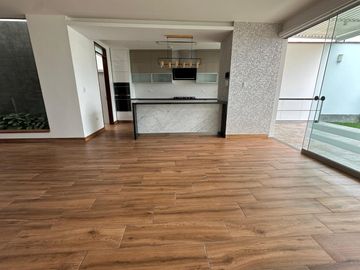 MODERNA CASA CON ACABADOS A1 Y PRECIOSA VISTA AL MAR Y AL GOLF