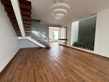 MODERNA CASA CON ACABADOS A1 Y PRECIOSA VISTA AL MAR Y AL GOLF
