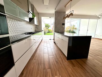 MODERNA CASA CON ACABADOS A1 Y PRECIOSA VISTA AL MAR Y AL GOLF