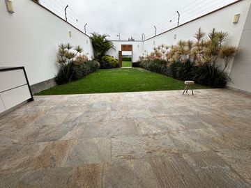 MODERNA CASA CON ACABADOS A1 Y PRECIOSA VISTA AL MAR Y AL GOLF