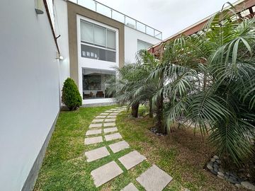 MODERNA CASA CON ACABADOS A1 Y PRECIOSA VISTA AL MAR Y AL GOLF