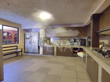 CASA EN VENTA, AMPLIA, TOTORACOCHA