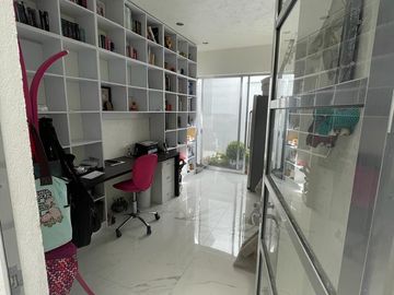Venta de Casa con Alberca en Fraccionamiento Cumbres del Lago Juriquilla