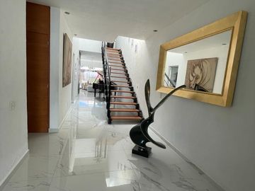 Venta de Casa con Alberca en Fraccionamiento Cumbres del Lago Juriquilla