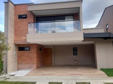 MODERNA Y LUJOSA CASA EN PIETRASANTA RIONEGRO