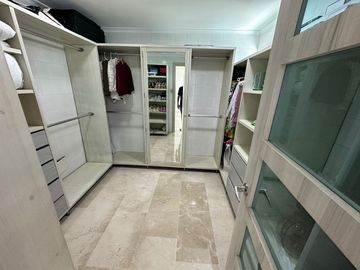 Casa de conjunto en venta! 4 habitaciones con baño y estudio con medio baño. Conjunto con piscina.
