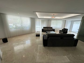 Casa de conjunto en venta! 4 habitaciones con baño y estudio con medio baño. Conjunto con piscina.