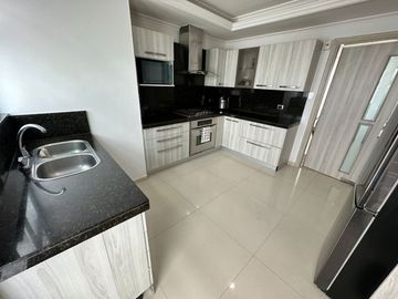 Casa de conjunto en venta! 4 habitaciones con baño y estudio con medio baño. Conjunto con piscina.